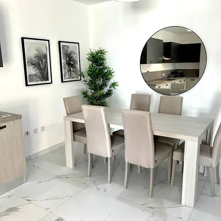 Elegant 2-bedroom At Ferry, Tigne Point Apartman Sliema