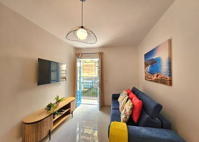 Elegant 2-bedroom At Ferry, Tigne Point Apartman